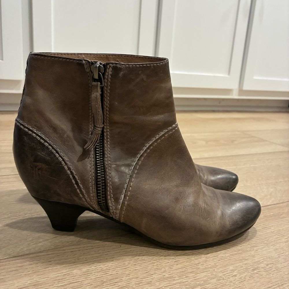 Frye Women’s Steffi Zip Ankle Bootie Brown Leather Size 8